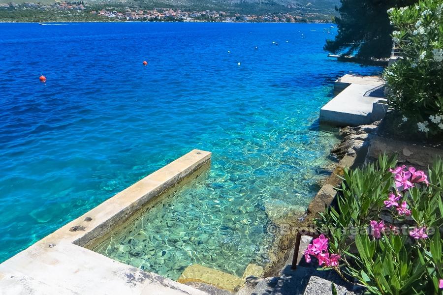 Primosten - Dům, první řada u moře