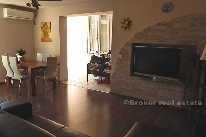 Сплит области - жилой дом с видом на море