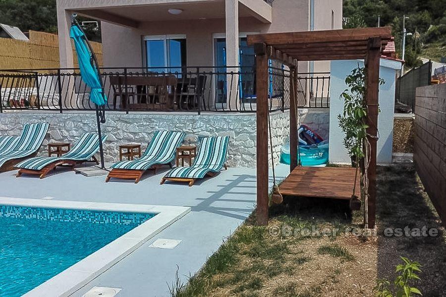 Kastela, nowo wybudowana willa z basenem