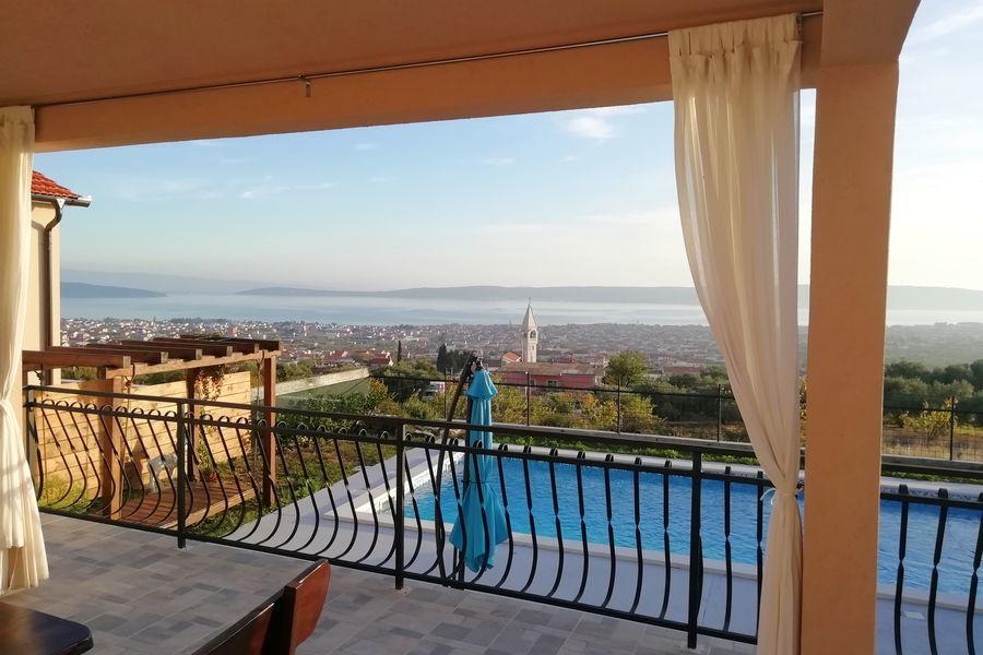 Kastela, nowo wybudowana willa z basenem