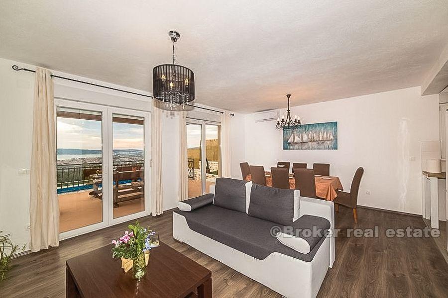 Kastela, nowo wybudowana willa z basenem