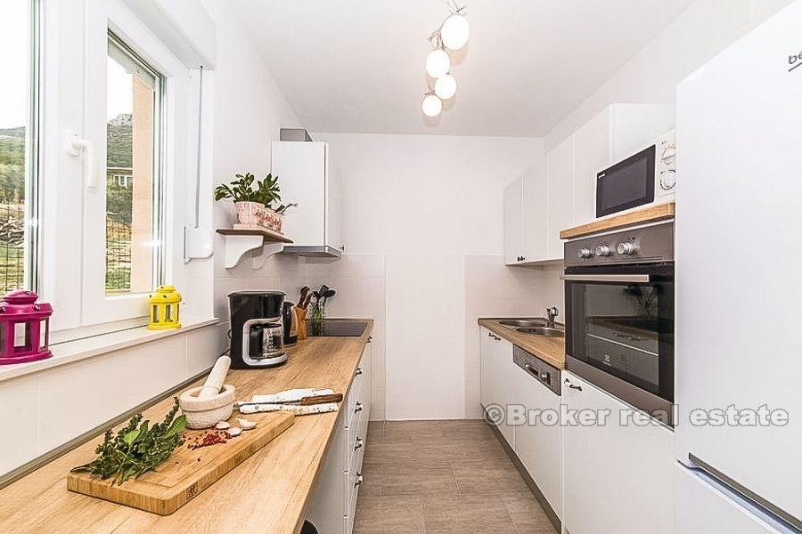 Kastela, nowo wybudowana willa z basenem