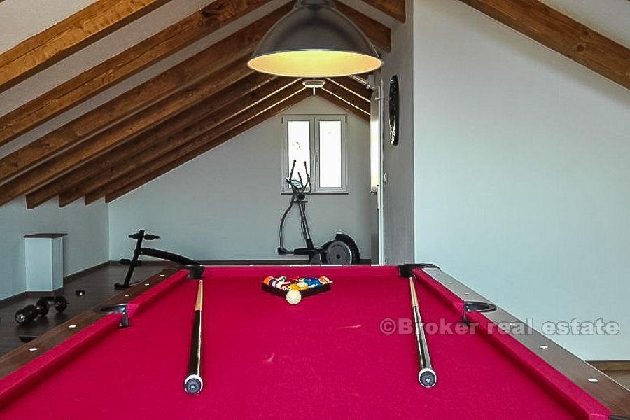 Kastela, nowo wybudowana willa z basenem