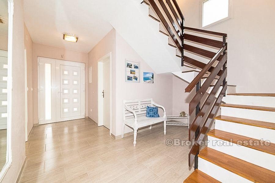 Kastela, nowo wybudowana willa z basenem