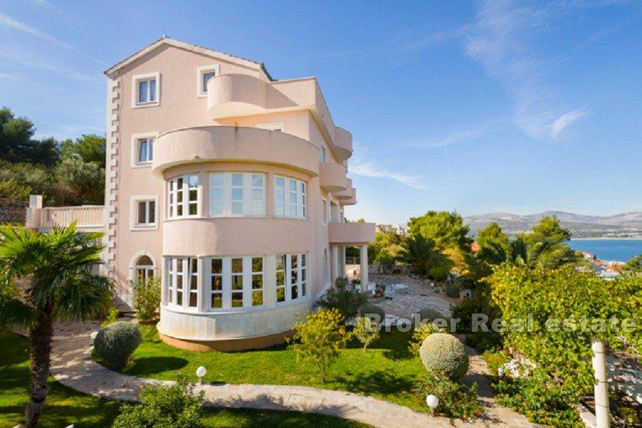 Isola di Ciovo, imponente villa con vista sul mare