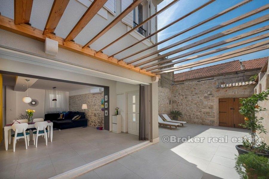 Ostrov Hvar, zrekonštruovaný kamenný dom