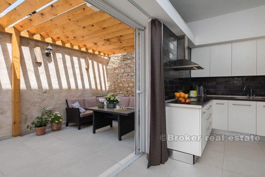 Ostrov Hvar, zrekonštruovaný kamenný dom