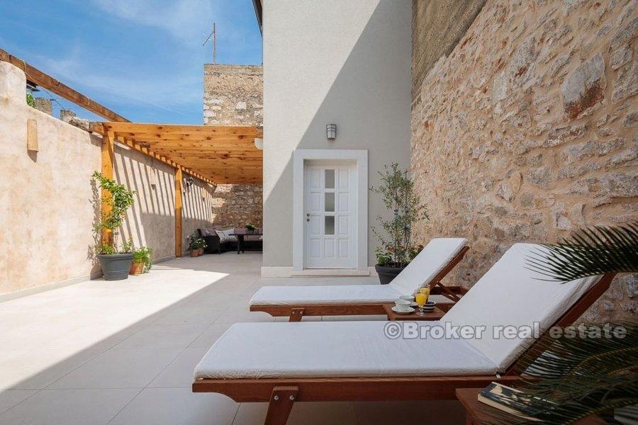 Ostrov Hvar, zrekonštruovaný kamenný dom