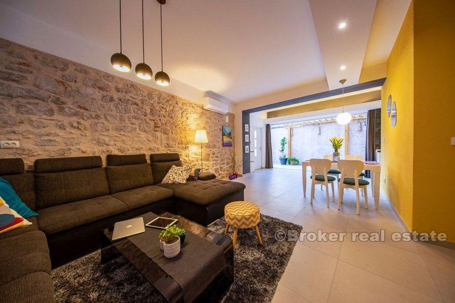 Ostrov Hvar, zrekonštruovaný kamenný dom