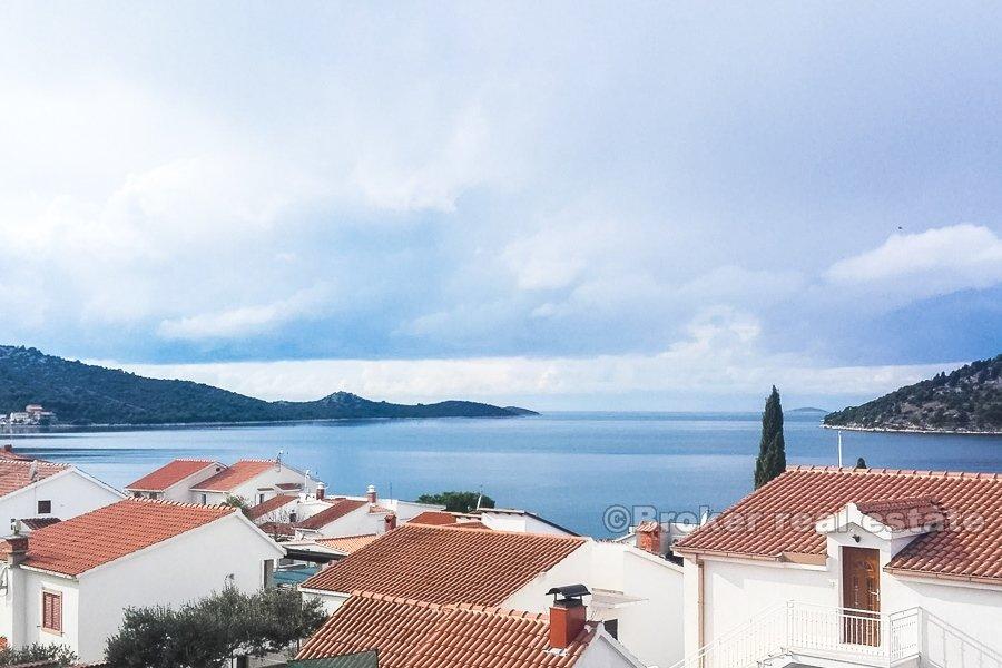 Rogoznica, terrain constructible avec vue sur la mer