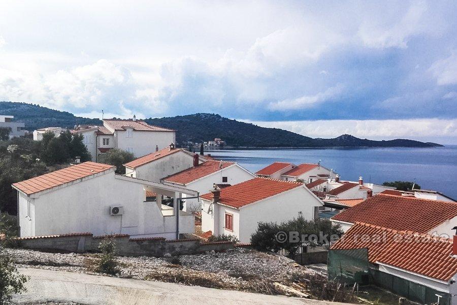 Rogoznica, terrain constructible avec vue sur la mer