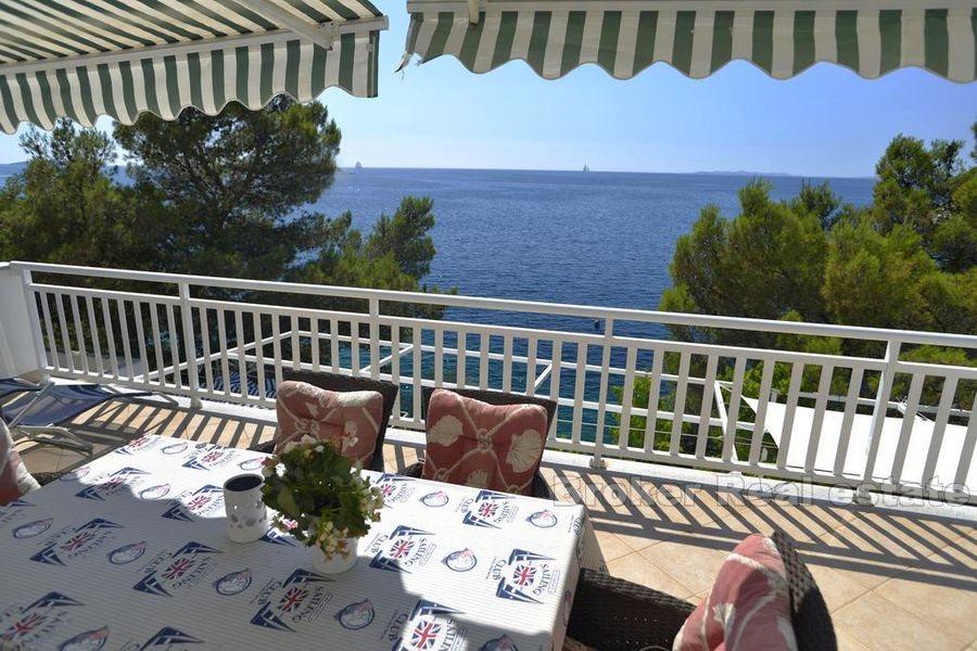 Nær Primosten, hus i første rad til sjøen