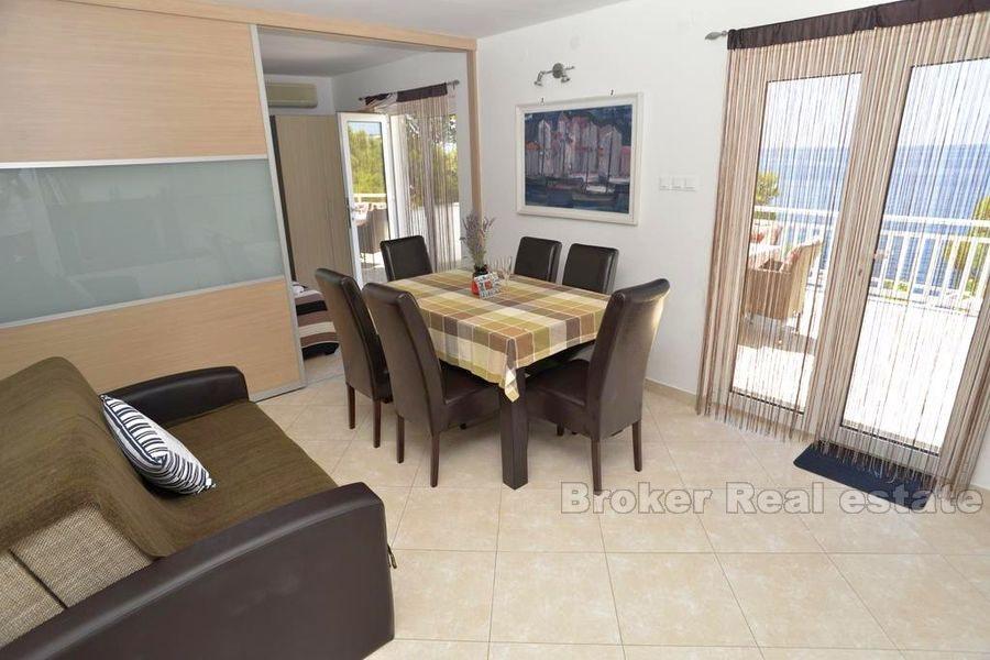 V blízkosti Primoštenu, dom v prvom rade pri mori