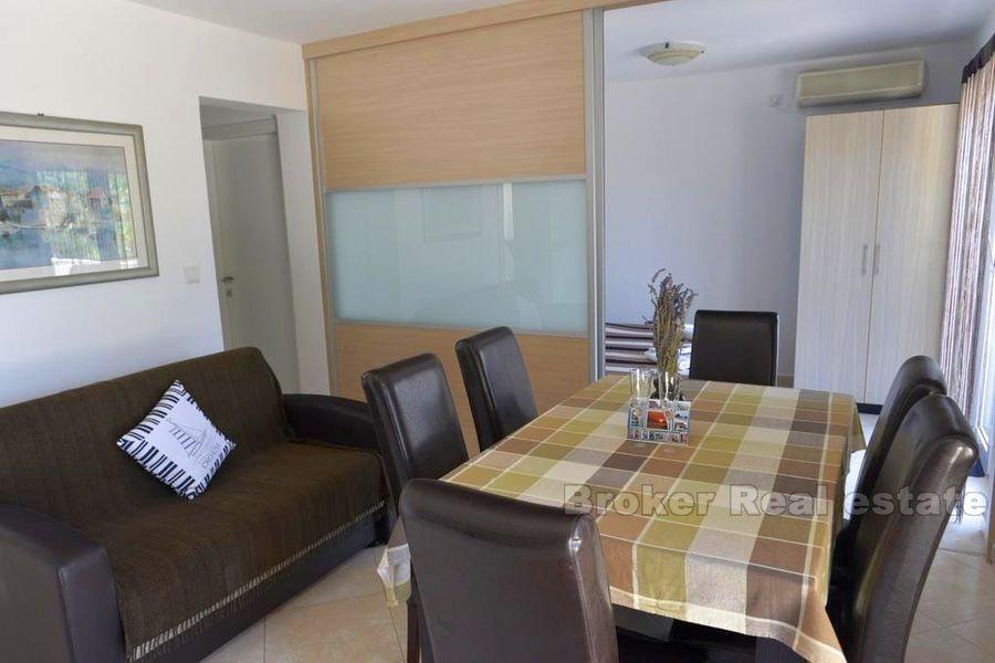 V blízkosti Primoštenu, dom v prvom rade pri mori