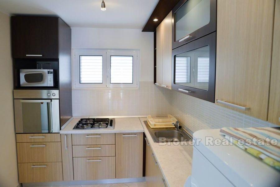 V blízkosti Primoštenu, dom v prvom rade pri mori