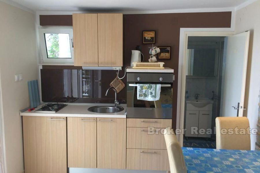 V blízkosti Primoštenu, dom v prvom rade pri mori