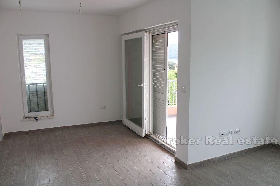 Nær Trogir, to roms leilighet 55m2 i ny bygning