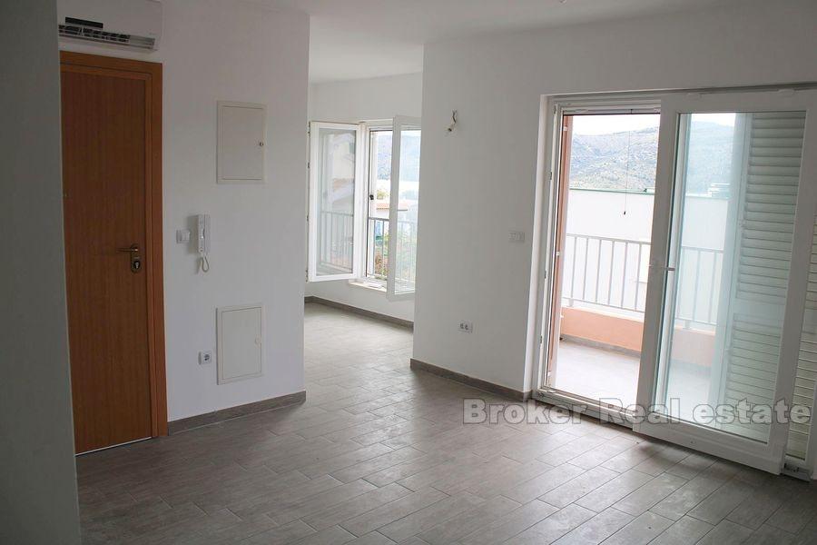 Nær Trogir, to roms leilighet 55m2 i ny bygning