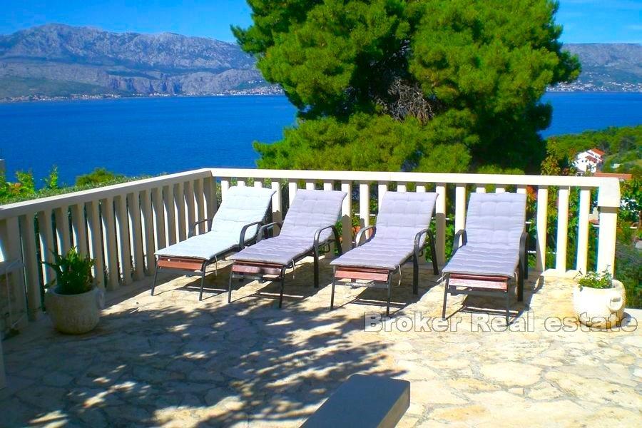 Insel Brac, neueres Haus mit Meerblick