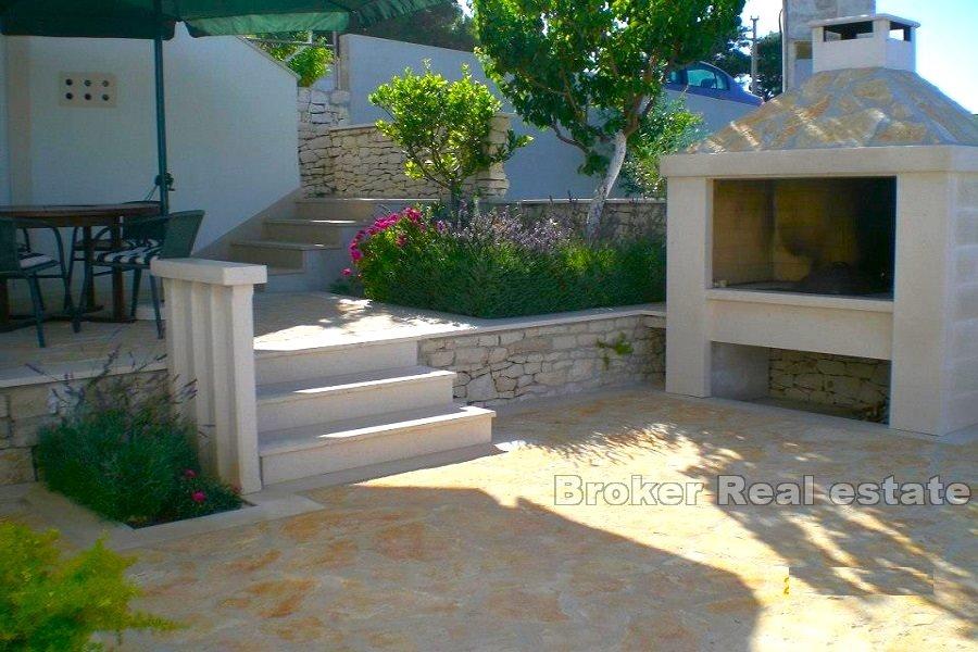 Insel Brac, neueres Haus mit Meerblick