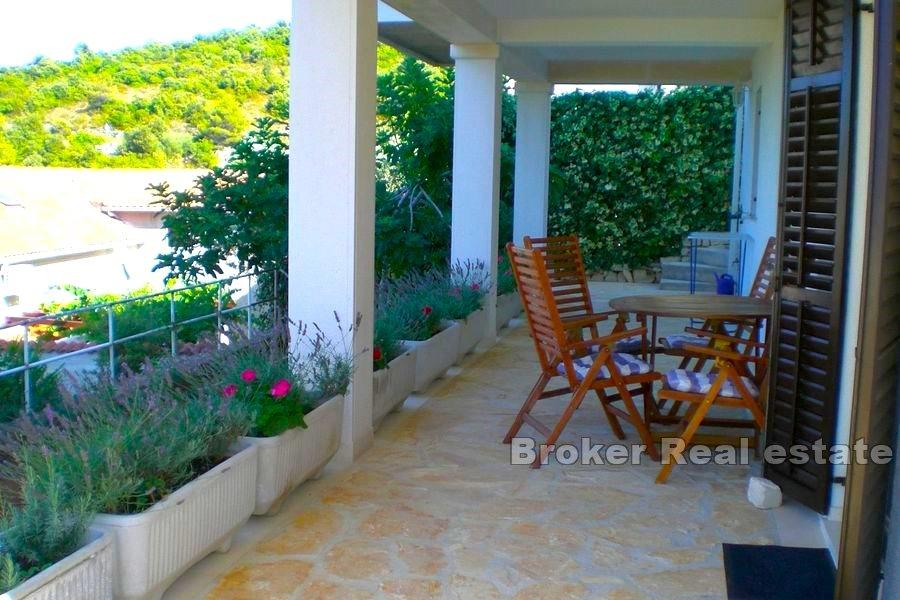 Insel Brac, neueres Haus mit Meerblick