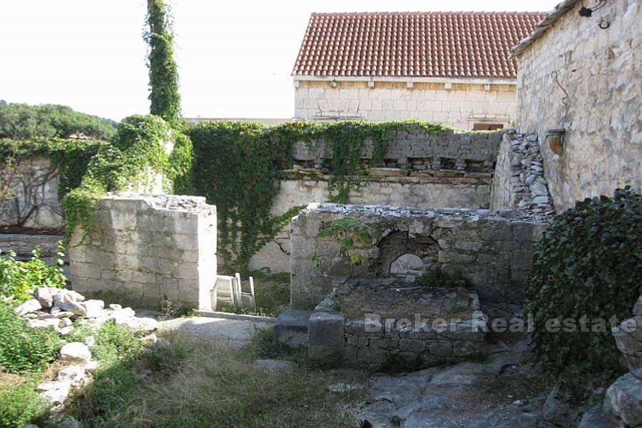 Wyspa Brac, działka budowlana z kamiennym domem do rekonstrukcji