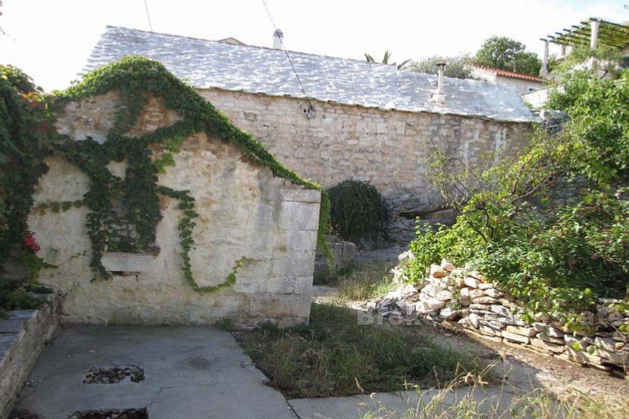 Wyspa Brac, działka budowlana z kamiennym domem do rekonstrukcji