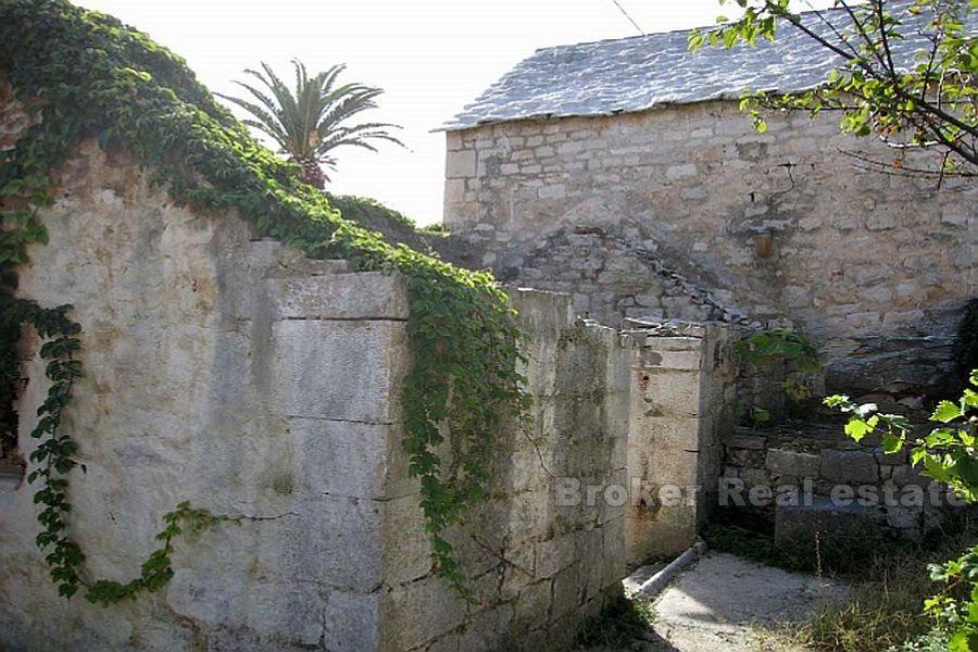 Wyspa Brac, działka budowlana z kamiennym domem do rekonstrukcji