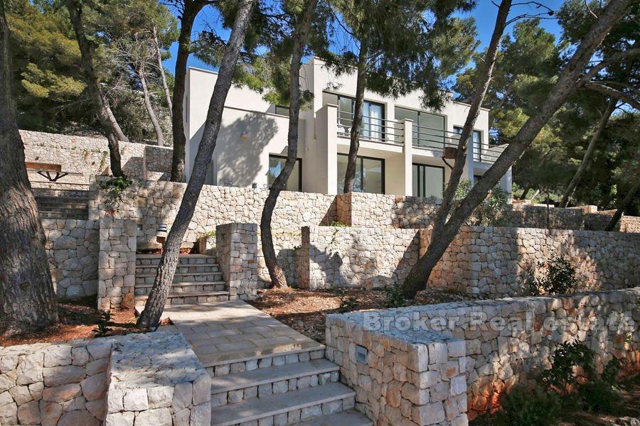 Primosten, neue, luxuriöse und moderne Villa in erster Reihe zum Meer