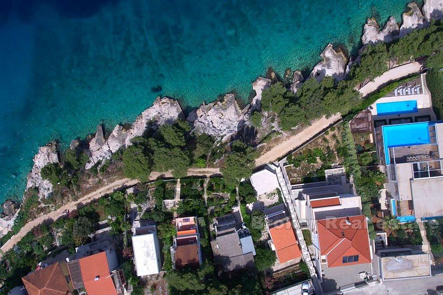 Primosten, apartment with yard, first row to the sea