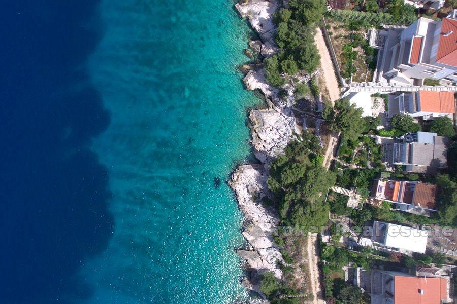 Primosten, apartment with yard, first row to the sea