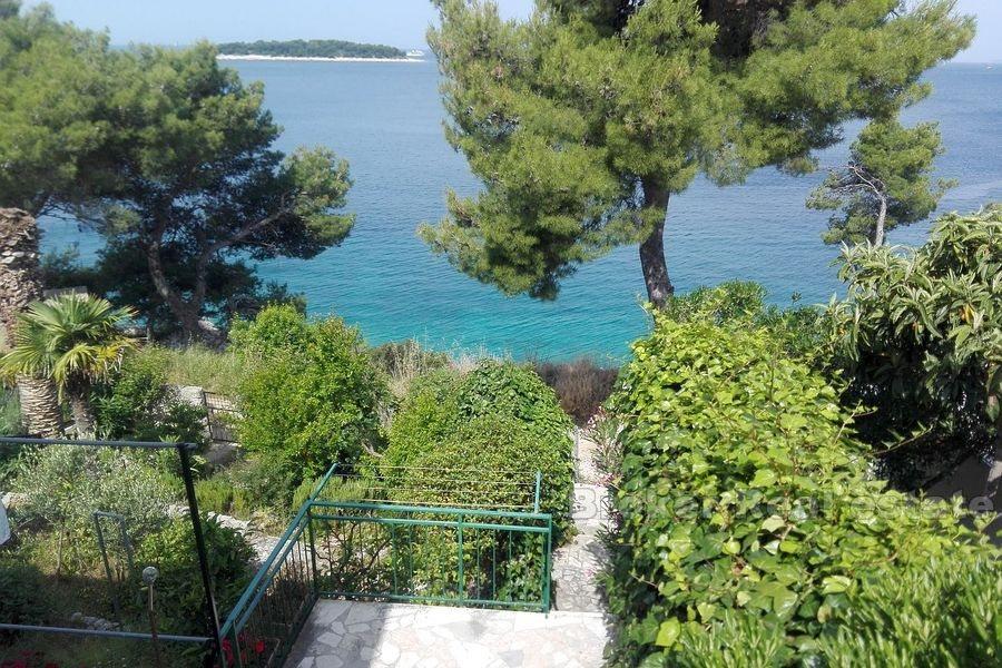 Primosten, apartment with yard, first row to the sea
