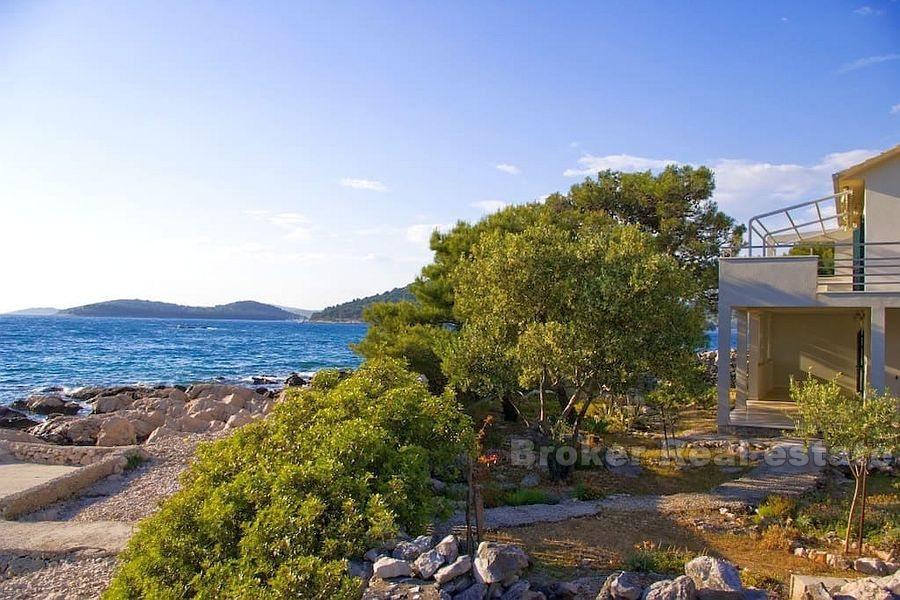 Rogoznica, casa in una posizione unica, prima fila al mare