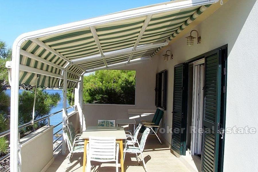 Rogoznica, casa in una posizione unica, prima fila al mare