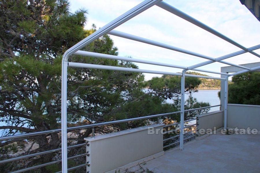 Rogoznica, casa in una posizione unica, prima fila al mare