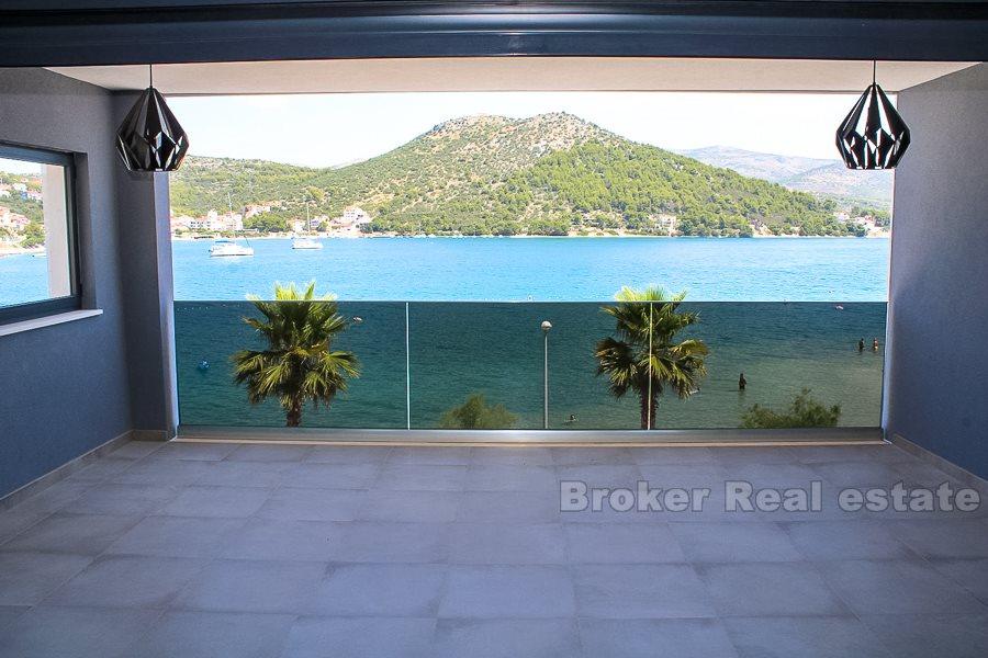 Trogir, Luxuswohnung, erste Reihe zum Meer