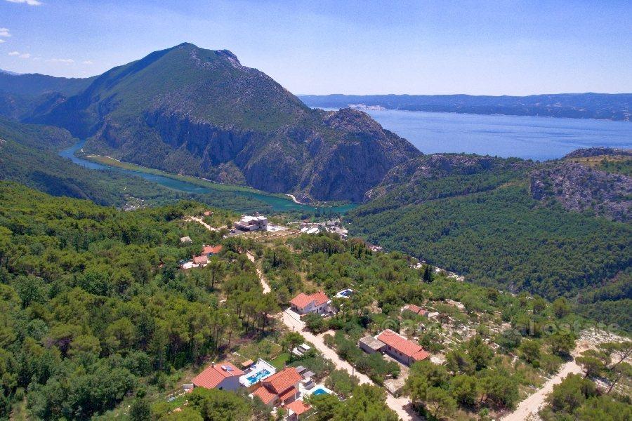 Omiš, dom na jedinečnom mieste