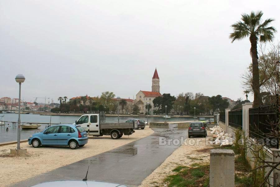 Trogir, dom do remontu nad morzem