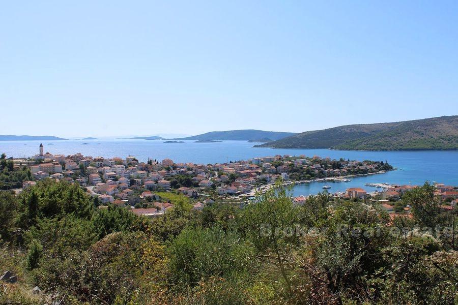 Nära Trogir, byggande mark med havsutsikt