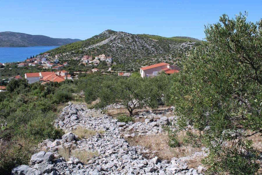 Près de Trogir, terrain constructible avec vue sur la mer