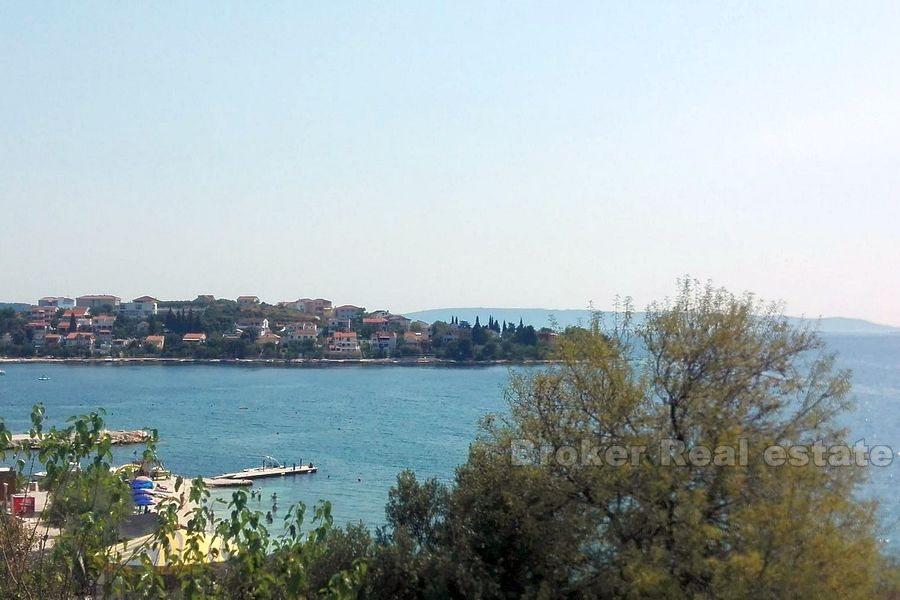 Près de Trogir, terrain constructible avec vue sur la mer