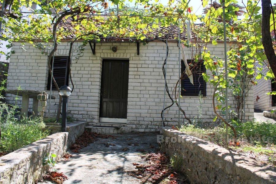 Trogir, dva kamenné domy v přízemí