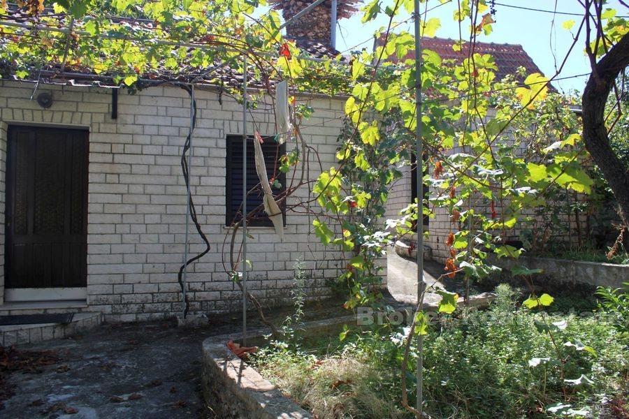 Trogir, to hus i stein i første etasje