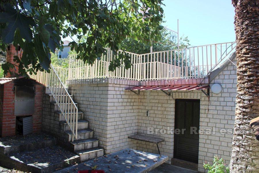 Trogir, deux maisons en pierre du rez-de-chaussée