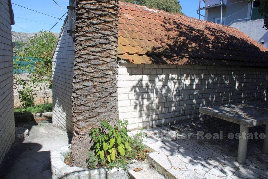 Trogir, deux maisons en pierre du rez-de-chaussée