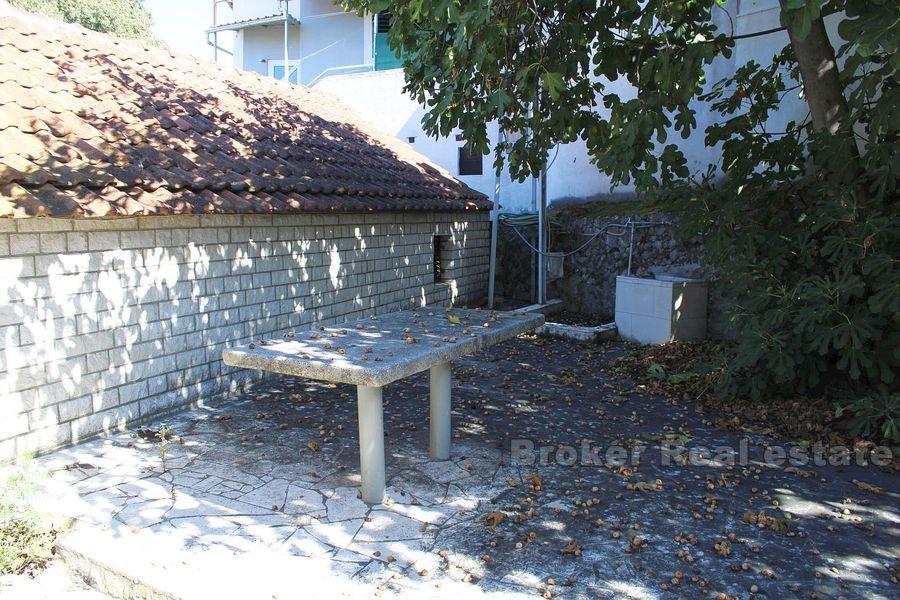 Trogir, deux maisons en pierre du rez-de-chaussée