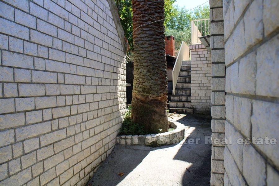 Trogir, deux maisons en pierre du rez-de-chaussée