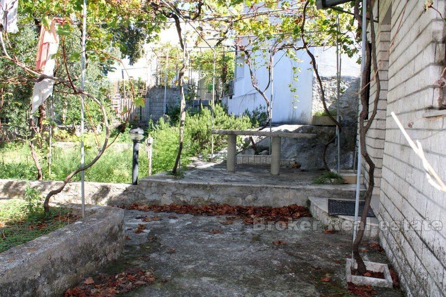 Trogir, deux maisons en pierre du rez-de-chaussée