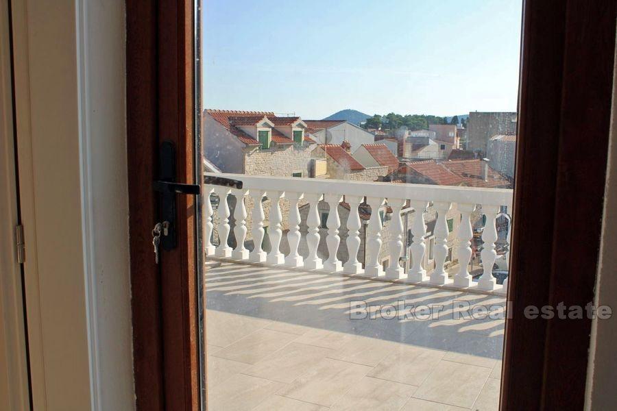 Vodice, renovovaný kamenný dům v centru