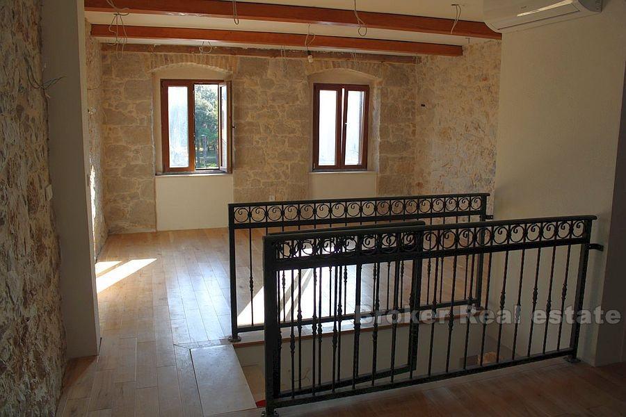 Vodice, renovovaný kamenný dům v centru
